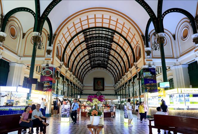 Kiến trúc độc đáo bên trong Bưu điện Trung tâm là điểm nhất thu hút khách quốc tế đến tham quan. Ảnh: Hồng Đạt - TTXVN
