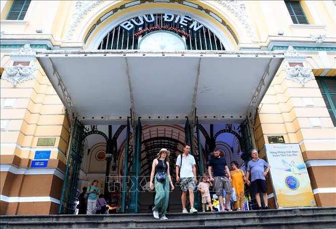 Khách quốc tế tham quan Bưu điện Trung tâm Thành phố Hồ Chí Minh dịp Lễ Quốc khánh 2/9/2023. Ảnh: Hồng Đạt - TTXVN
