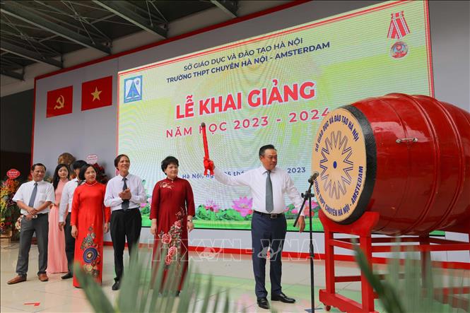 Chủ tịch UBND thành phố Hà Nội Trần Sỹ Thanh đánh trống khai giảng năm học mới 2023 - 2024 tại Trường THPT Chuyên Hà Nội - Amsterdam. Ảnh: Thanh Tùng TTXVN