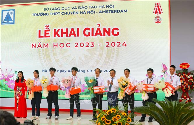 Chủ tịch UBND thành phố Hà Nội Trần Sỹ Thanh chúc mừng học sinh Trường THPT Chuyên Hà Nội - Amsterdam đạt giải Quốc tế. Ảnh: Thanh Tùng TTXVN 
