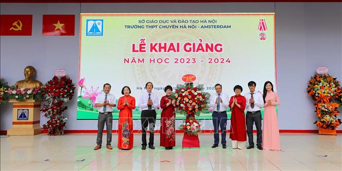 Chủ tịch UBND thành phố Hà Nội Trần Sỹ Thanh tặng hoa chúc mừng Trường THPT Chuyên Hà Nội - Amsterdam. Ảnh: Thanh Tùng TTXVN 
