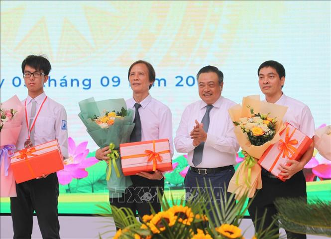 Chủ tịch UBND thành phố Hà Nội Trần Sỹ Thanh chúc mừng học sinh Trường THPT Chuyên Hà Nội - Amsterdam đạt giải Quốc tế. Ảnh: Thanh Tùng TTXVN 
