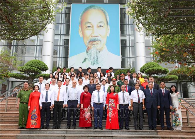 Chủ tịch UBND thành phố Hà Nội Trần Sỹ Thanh và đại biểu dự lễ khai giảng chụp ảnh chung cùng thầy, cô giáo, học sinh Trường THPT Chuyên Hà Nội - Amsterdam. Ảnh: Thanh Tùng - TTXVN 