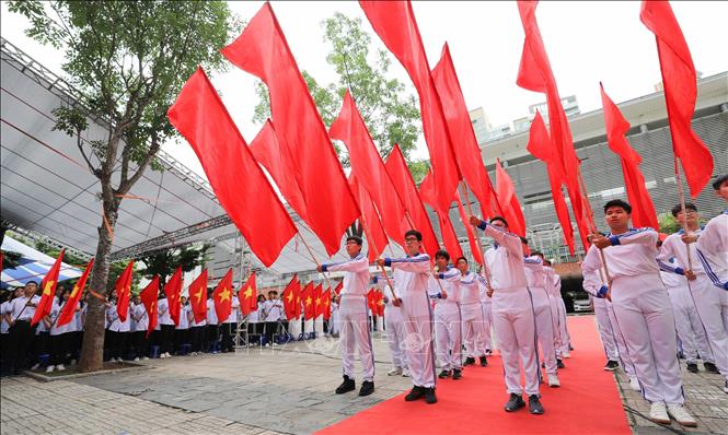 Nghi thức chào cờ, hát quốc ca trong lễ khai giảng. Ảnh: Thanh Tùng TTXVN