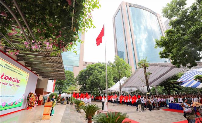 Nghi thức chào cờ, hát quốc ca trong lễ khai giảng. Ảnh: Thanh Tùng TTXVN