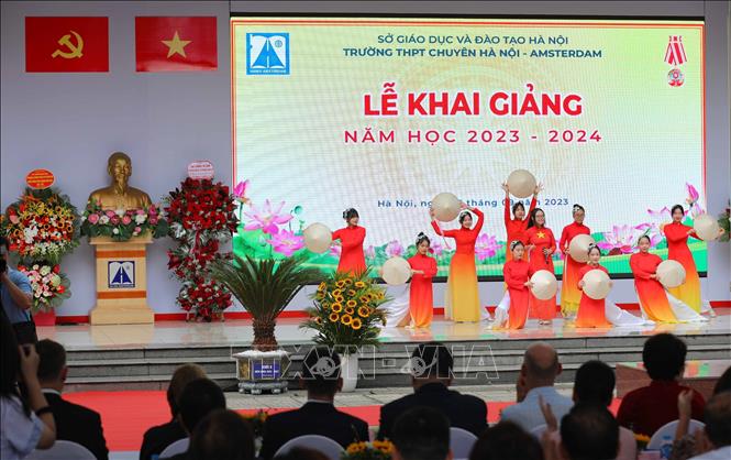 Tiết mục văn nghệ chào mừng. Ảnh: Thanh Tùng - TTXVN 