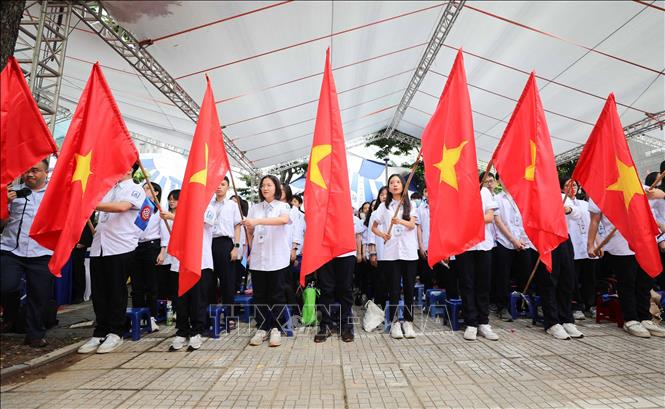 Nghi thức chào cờ, hát quốc ca trong lễ khai giảng. Ảnh: Thanh Tùng TTXVN
