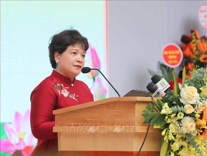 Cô giáo Trần Thùy Dương, Bí thư Chi bộ, Hiệu trưởng nhà trường phát biểu chào mừng năm học mới. Ảnh: Thanh Tùng - TTXVN 