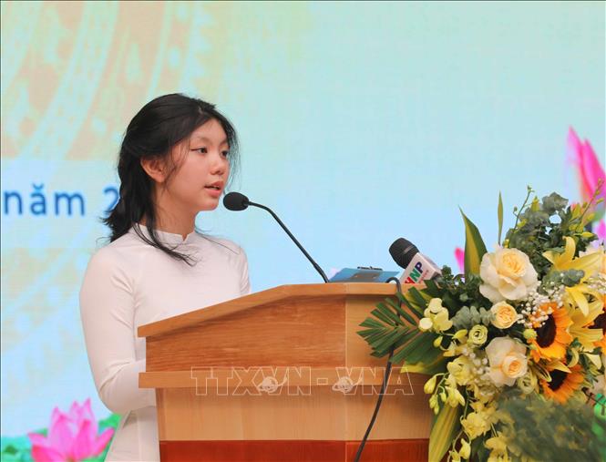 Học sinh Trần Ngọc Phương Giang, lớp 12 Anh 2, Phó Bí thư Đoàn trường THPT Chuyên Hà Nội - Amsterdam phát biểu cảm xúc trong lễ khai giảng. Ảnh: Thanh Tùng - TTXVN 