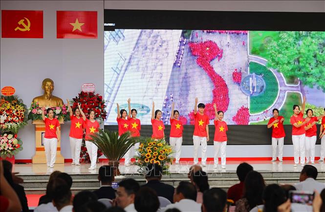 Tiết mục văn nghệ chào mừng. Ảnh: Thanh Tùng - TTXVN 