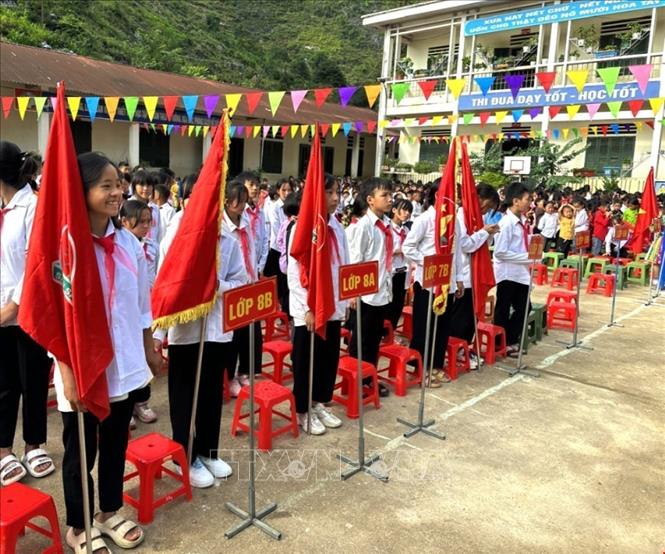 Học sinh trường Phổ thông Dân tộc bán trú Tiểu học và THCS Pải Lủng, huyện Mèo Vạc (Hà Giang) khai giảng năm học mới. Ảnh: TTXVN phát