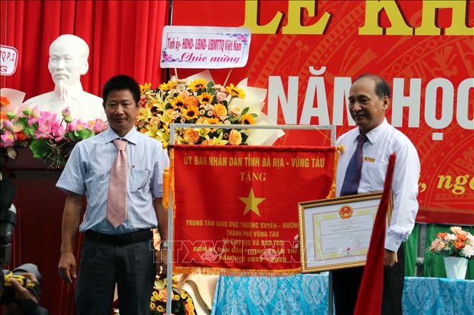 Trao tặng Cờ thi đua và Bằng khen của UBND tỉnh cho Trung tâm Giáo dục thường xuyên - Hướng nghiệp Vũng Tàu. Ảnh: Đoàn Mạnh Dương - TTXVN