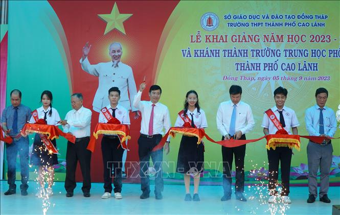 Các đại biểu cắt băng khánh thành Trường Trung học Phổ thông thành phố Cao Lãnh (Đồng Tháp). Ảnh: Nhựt An - TTXVN
