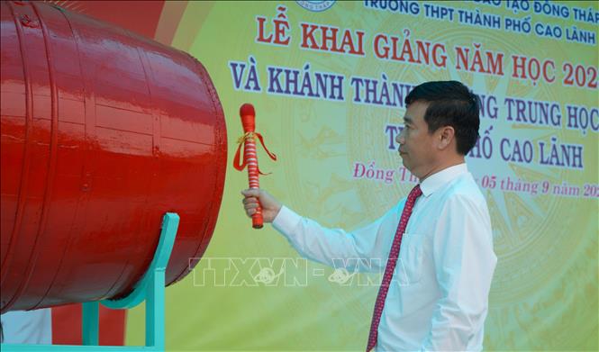 Chủ tịch UBND tỉnh Đồng Tháp Phạm Thiện Nghĩa đánh trống khai giảng năm học 2023 - 2024 tại Trường Trung học Phổ thông thành phố Cao Lãnh. Ảnh: Nhựt An - TTXVN