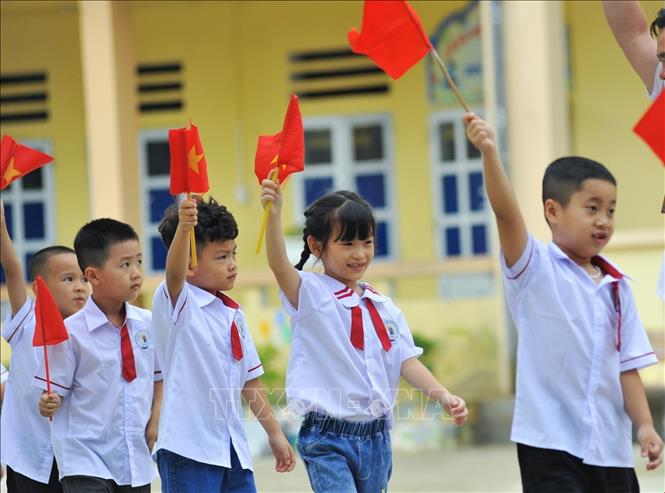 Các em học sinh lớp 1 Trường Tiểu học thị trấn Mèo Vạc (Mèo Vạc, Hà Giang) háo hức dự Lễ Khai giảng. Ảnh: Nam Thái - TTXVN