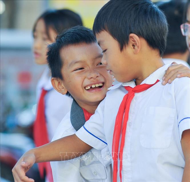 Học sinh Trường Tiểu học thị trấn Mèo Vạc (Mèo Vạc, Hà Giang) háo hức dự Lễ Khai giảng. Ảnh: Nam Thái - TTXVN