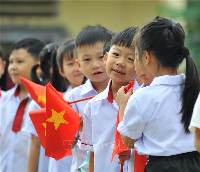 Học sinh Trường Tiểu học thị trấn Mèo Vạc (Mèo Vạc, Hà Giang) háo hức dự Lễ Khai giảng. Ảnh: Nam Thái - TTXVN
