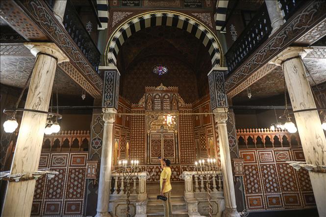 Người dân tham quan giáo đường Do Thái Ben Ezra ở Cairo, Ai Cập ngày 1/9/2023. Ảnh: THX/TTXVN