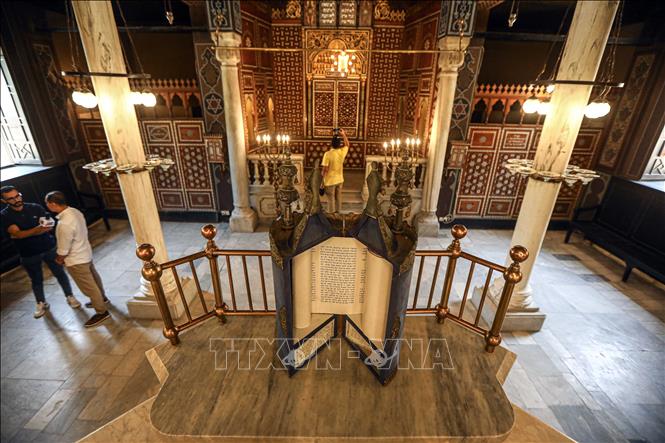 Người dân tham quan giáo đường Do Thái Ben Ezra ở Cairo, Ai Cập ngày 1/9/2023. Ảnh: THX/TTXVN