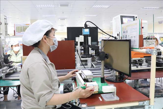 Hoạt động sản xuất tại Công ty TNHH Bujeon Việt Nam Electronic, Khu công nghiệp Quế Võ, tỉnh Bắc Ninh. Ảnh: Thanh Thương - TTXVN