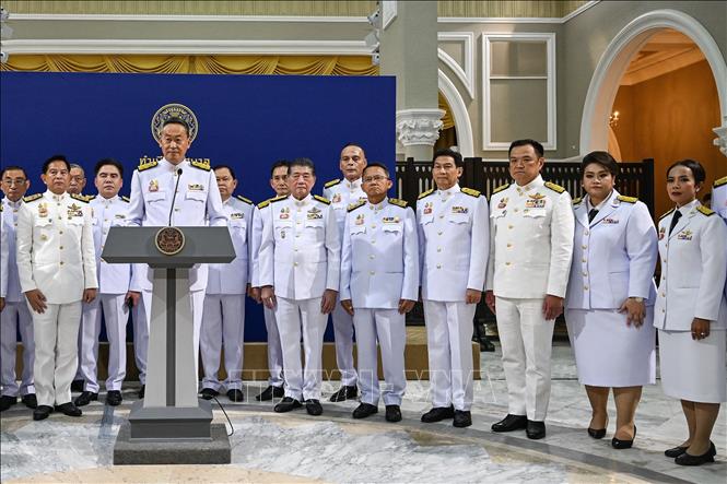 Tân Thủ tướng Thái Lan Srettha Thavisin (phía trước) cùng các thành viên Nội các mới tại lễ tuyên thệ nhậm chức ở Bangkok, ngày 5/9/2023. Ảnh: AFP/TTXVN