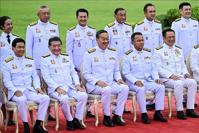 Tân Thủ tướng Thái Lan Srettha Thavisin (giữa, hàng đầu) chụp ảnh cùng các thành viên Nội các mới tại lễ tuyên thệ ở Bangkok, ngày 5/9/2023. Ảnh: AFP/TTXVN