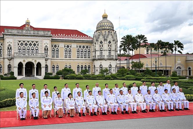 Tân Thủ tướng Thái Lan Srettha Thavisin (giữa, hàng đầu) chụp ảnh cùng các thành viên Nội các mới tại lễ tuyên thệ nhậm chức ở Bangkok, ngày 5/9/2023. Ảnh: AFP/TTXVN
