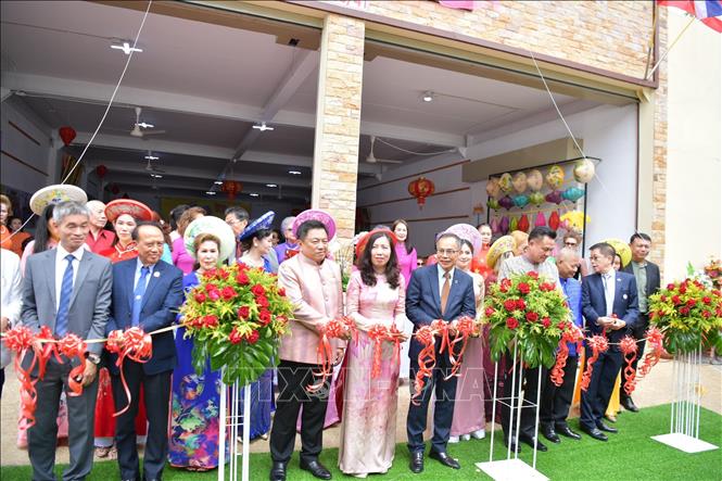 Thứ trưởng Lê Thị Thu Hằng cùng các đại biểu cắt băng khánh thành trụ sở Hội người Việt Nam tại tỉnh Udon Thani. Ảnh: Đỗ Sinh - PV TTXVN tại Thái Lan 