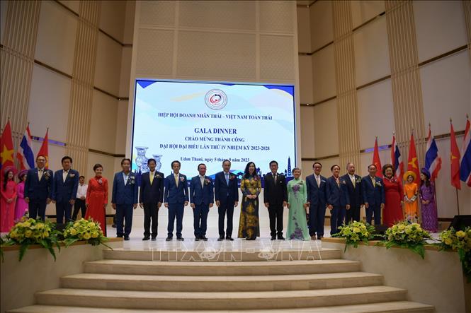 Thứ trưởng Ngoại giao Lê Thị Thu Hằng, Đại sứ Việt Nam tại Thái Lan Phan Chí Thành chụp ảnh lưu niệm cùng Ban chấp hành mới Hiệp hội doanh nhân Việt Nam toàn Thái Lan. Ảnh: Đỗ Sinh - PV TTXVN tại Thái Lan 