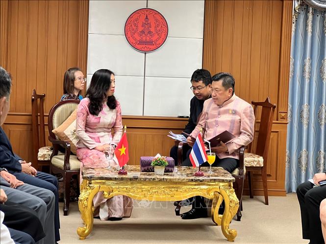 Thứ trưởng Bộ Ngoại giao, Chủ nhiệm Ủy ban Nhà nước về người Việt Nam ở nước ngoài Lê Thị Thu Hằng trong cuộc gặp Tỉnh trưởng tỉnh Udon Thani Wanchai Kongkasem. Ảnh: Đỗ Sinh - PV TTXVN tại Thái Lan 