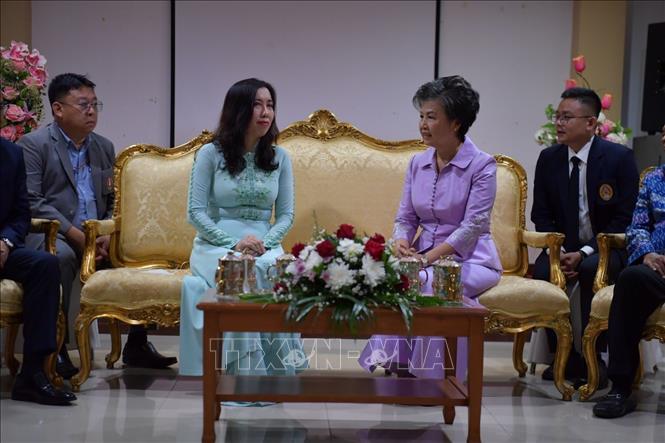 Thứ trưởng Bộ Ngoại giao, Chủ nhiệm Ủy ban Nhà nước về người Việt Nam ở nước ngoài Lê Thị Thu Hằng trong cuộc gặp Tỉnh trưởng tỉnh Sakon Nakhon Jureerat Thepart. Ảnh: Đỗ Sinh - PV TTXVN tại Thái Lan 