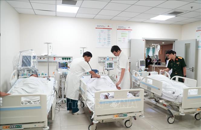 Fishermen in distress in Truong Sa brought to mainland for treatment ...