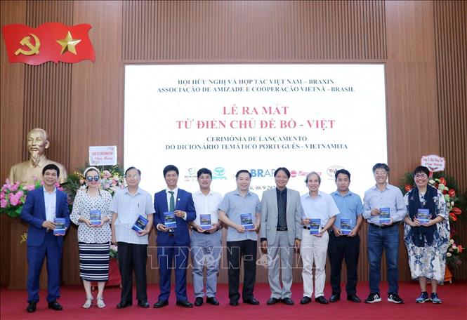 Chairman of the Vietnam - Brazil Friendship association Nguyen Van Lang presents gifts to delegates. VNA Photo