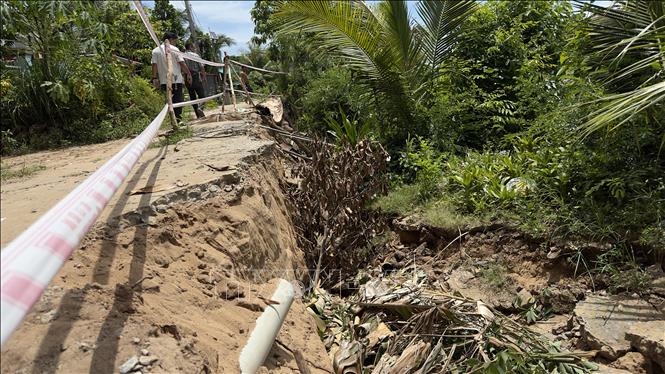 Bờ Tây sông Hậu qua địa bàn xã Quốc Thái, huyện An Phú, An Giang bị sạt lở nghiêm trọng. Ảnh: Thanh Sang -TTXVN