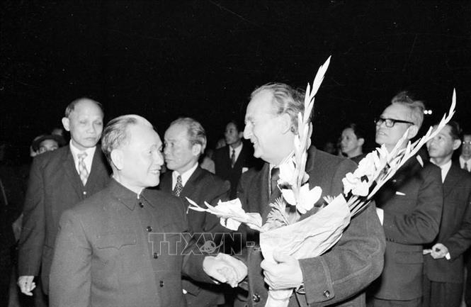 Đồng chí Lê Thanh Nghị chào mừng đồng chí Gordon McLennan, Tổng Bí thư Đảng Cộng sản Anh sang thăm Việt Nam (12/1976). Ảnh: Xuân Lâm - TTXVN
