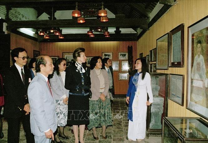 Công chúa Hoàng gia Anh Anne Elizabeth thăm Khu di tích Văn Miếu-Quốc tử giám (Hà Nội) trong chuyến thăm Việt Nam từ 2-6/3/1994. Ảnh: Thu Hoài - TTXVN