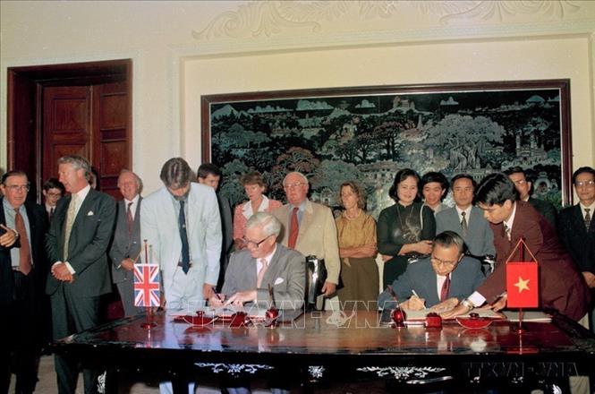 Bộ trưởng Ngoại giao Nguyễn Mạnh Cầm và Bộ trưởng Ngoại giao Anh Douglas Hurd ký Thỏa thuận về viện trợ tài chính của Chính phủ Anh cho Việt Nam, ngày 15/9/1994, tại Hà Nội. Ảnh: Kim Hùng - TTXVN