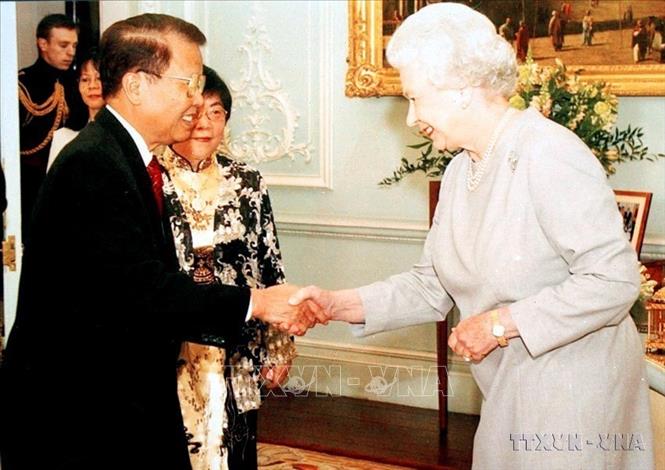 Chủ tịch nước Trần Đức Lương và Phu nhân tiếp kiến Nữ hoàng Elizabeth Đệ nhị tại cung điện Buckingham ở Thủ đô London, trong chuyến thăm chính thức Vương quốc Anh từ 22 - 26/5/2004. Ảnh: Nguyễn Khang - TTXVN