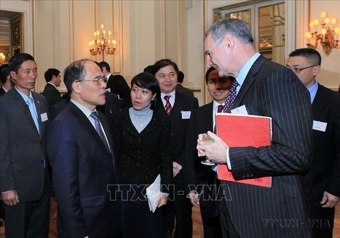 Trong khuôn khổ chuyến thăm chính thức Vương quốc Anh, chiều 8/12/2012, tại London, Chủ tịch Quốc hội Nguyễn Sinh Hùng gặp và làm việc với Chủ tịch Hạ viện Anh John Bercow. Ảnh: Nhan Sáng – TTXVN
