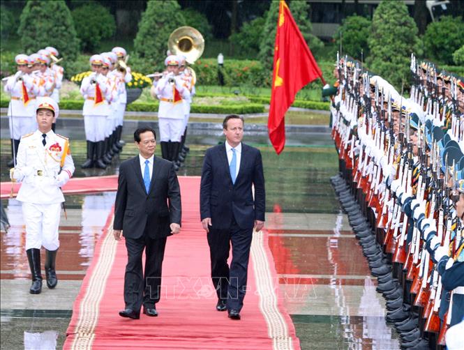 Chuyến thăm Việt Nam của Thủ tướng Anh David Cameron (tháng 7/2015) tiếp tục khẳng định tầm quan trọng của Việt Nam trong chính sách đối ngoại của Anh, cũng như thể hiện tiềm năng của quan hệ đối tác chiến lược giữa hai nước. Trong ảnh: Thủ tướng Nguyễn Tấn Dũng chủ trì Lễ đón Thủ tướng Anh David Cameron thăm chính thức Việt Nam, chiều 29/7/2015. Ảnh: Thống Nhất - TTXVN