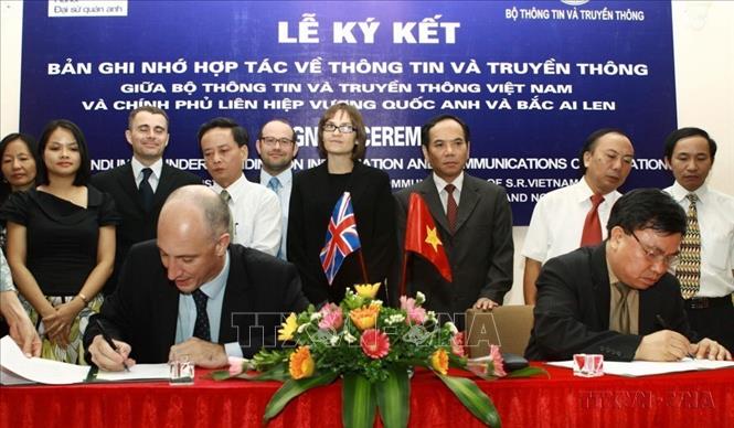 Đại sứ Anh Mark Kent và Thứ trưởng Bộ Thông tin và Truyền thông Đỗ Quý Doãn ký Bản ghi nhớ hợp tác trong lĩnh vực thông tin và truyền thông giữa hai nước (Hà Nộii, 14/10/2010). Ảnh: Minh Tú – TTXVN