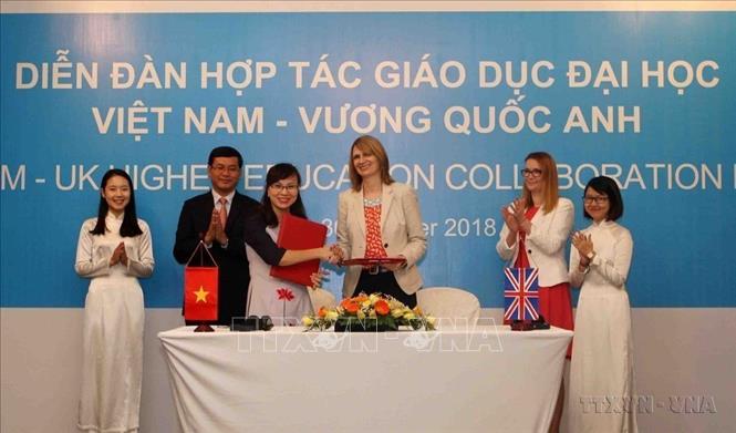 Thứ trưởng Bộ GD và ĐT Nguyễn Văn Phúc và Bộ trưởng Bộ Giáo dục Xứ Wales – bà Kirsty Williams chứng kiến lễ kí kết hợp tác giữa Bộ Giáo dục hai nước (Hà Nội, 30/10/2018). Ảnh: Thanh Tùng - TTXVN