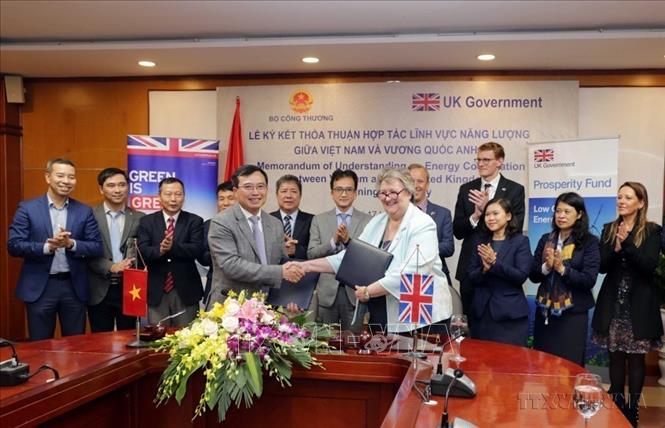 Kỷ niệm 10 năm quan hệ đối tác chiến lược giữa Việt Nam và Vương quốc Anh, chiều 17/1/2020, tại Hà Nội, Thứ trưởng Bộ Công Thương Hoàng Quốc Vượng và bà Heather Wheeler, Thứ trưởng Bộ Ngoại giao Vương quốc Anh ký kết Biên bản ghi nhớ hợp tác trong lĩnh vực năng lượng giữa hai nước. Ảnh: Trần Việt - TTXVN
