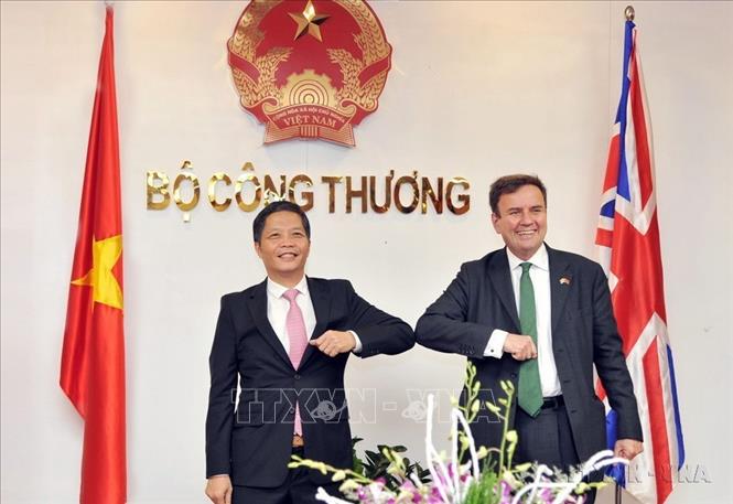 Bộ trưởng Công Thương Trần Tuấn Anh và Bộ trưởng phụ trách chính sách Thương mại Vương Quốc Anh Greg Hands tại buổi làm việc về cường hợp tác kinh tế song phương (2020). Ảnh: Trần Việt - TTXVN