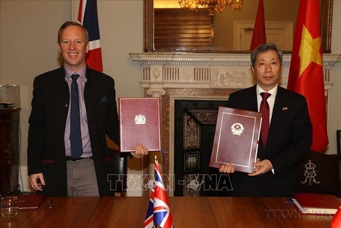 Tối 29/12/2020, tại London, Đại sứ Việt Nam tại Anh Trần Ngọc An và Đại sứ Anh tại Việt Nam Gareth Ward, đại diện cho chính phủ hai nước chính thức ký kết Hiệp định thương mại tự do Việt Nam - Anh (UKVFTA). Ảnh: TTXVN phát