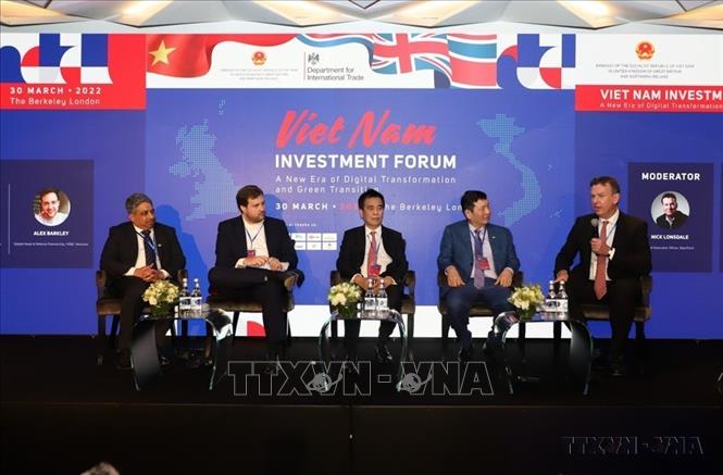 Đại diện lãnh đạo các doanh nghiệp hai nước Việt Nam và Vương quốc Anh thảo luận về “Những lợi ích của kỹ thuật số” tại Diễn đàn đầu tư Việt Nam, với chủ đề “Kỷ nguyên mới của chuyển đổi số và xanh” tổ chức tại VQ Anh (2022). Ảnh: Đình Thư, PV TTXVN tại Vương quốc Anh