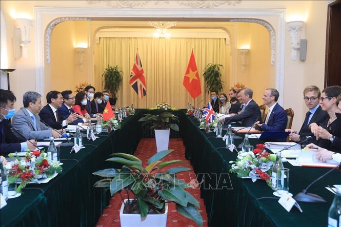 Bộ trưởng Ngoại giao Bùi Thanh Sơn hội đàm với Bộ trưởng Ngoại giao và Phát triển Vương quốc Anh Dominic Raab thăm chính thức Việt Nam (Hà Nội, năm 2021). Ảnh: Lâm Khánh - TTXVN