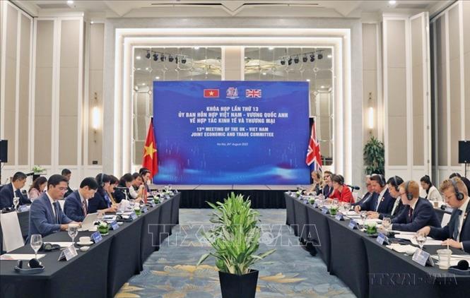 Khóa họp lần thứ 13 Ủy ban hỗn hợp về Hợp tác kinh tế và thương mại Việt Nam – Vương quốc Anh (JETCO13) dưới sự chủ trì của Thứ trưởng Bộ Công Thương Việt Nam Phan Thị Thắng và Quốc vụ khanh Bộ Kinh doanh và Thương mại Vương quốc Anh Nigel Huddlesto (Hà Nội, 8/2023). Ảnh: TTXVN phát