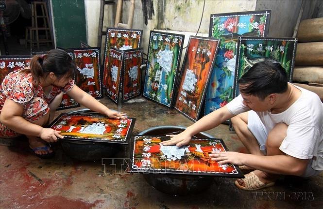Mặt hàng sơn mài Hạ Thái của huyện Thường Tín (Hà Nội) được xuất khẩu sang thị trường Anh. Ảnh: Vũ Sinh - TTXVN