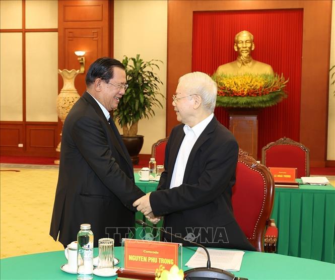 General Secretary of the Communist Party of Vietnam Nguyen Phu Trong and President of the Cambodian People’s Party Samdech Techo Hun Sen. VNA Photo: Trí Dũng 